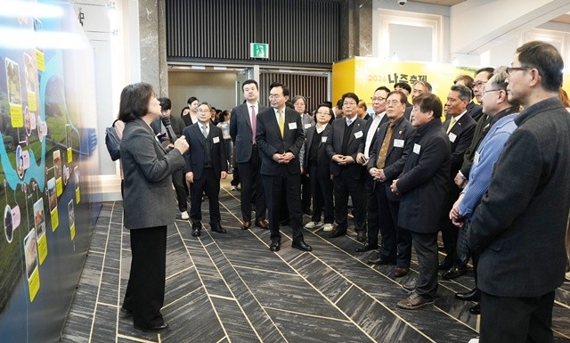 선포식에 참석한 관계자들이 나주의 관광 콘텐츠를 소개하는 관광주제관을 둘러보고 있다