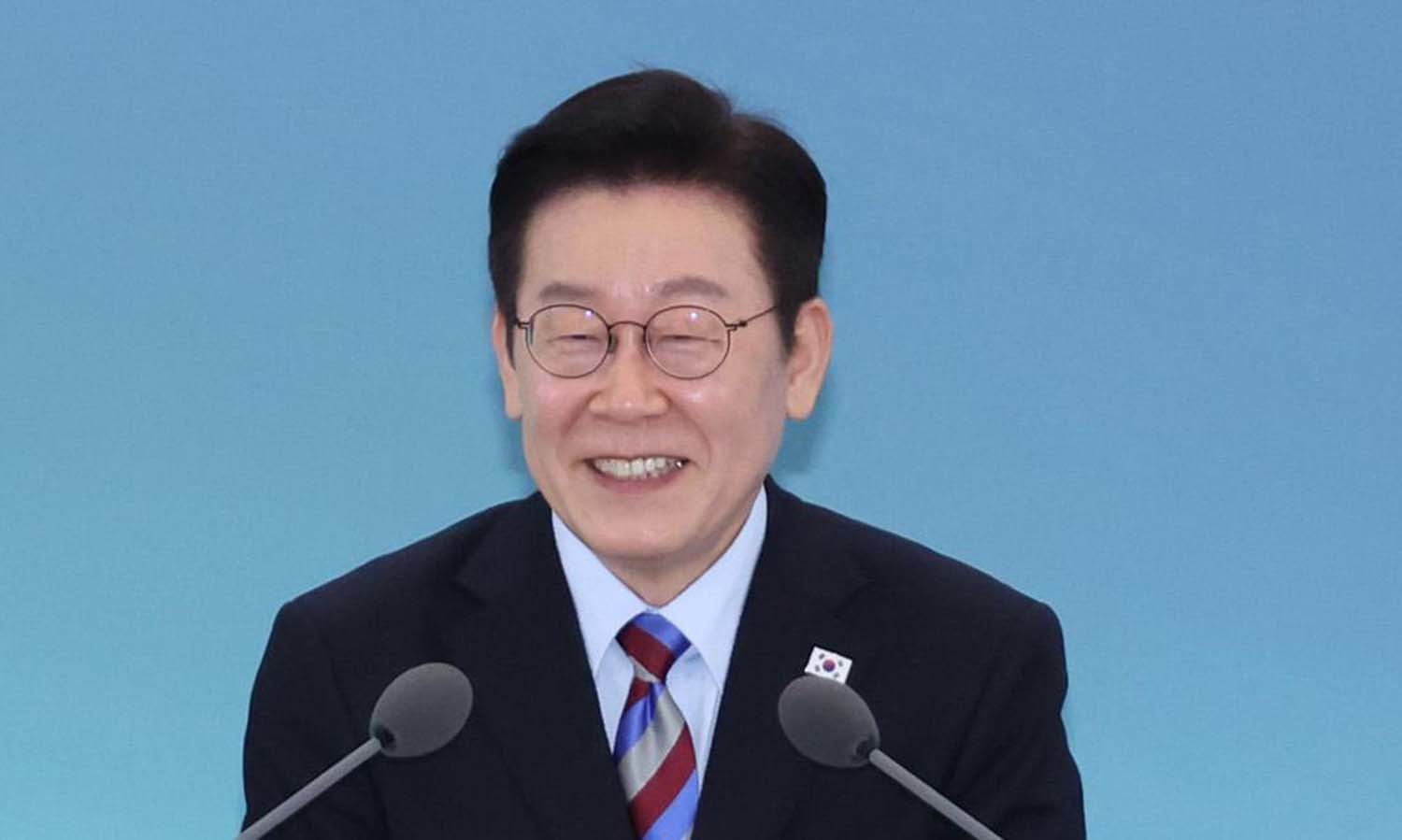 이재명 대통령이 6일 창원 성산구 창원컨벤션센터에서 열린 '경남의 마음을 듣다' 타운홀 미팅에 참석해 미소를 짓고 있다. / 뉴스1 (청와대통신사진기자단)