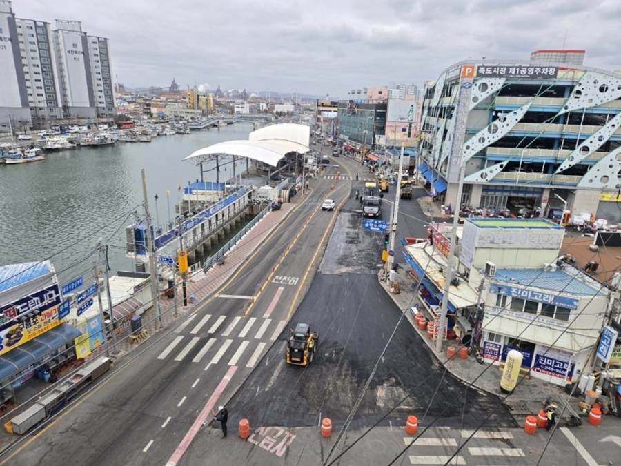 죽도시장 동빈교 일원(26일 아스콘 포장 중)/포항시