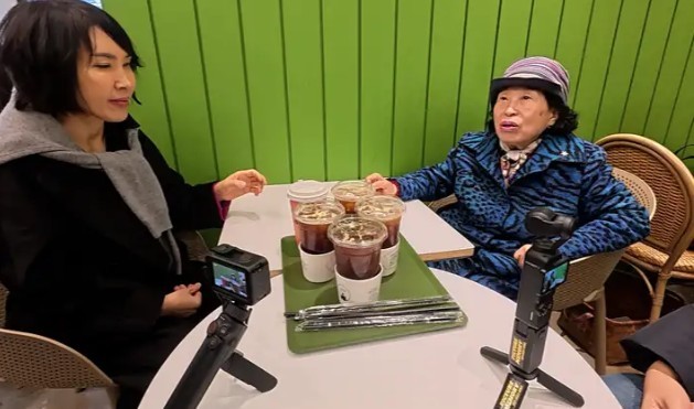 며느리와 스태프들 앞에서카페에 앉은 배우 전원주 / 유튜브 '전원주_전원주인공'