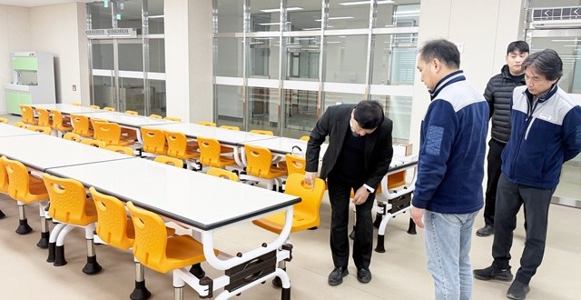 25일 현장점검단이 무안희망중학교 급식실을 찾아, 시설을 살펴보고 있다.