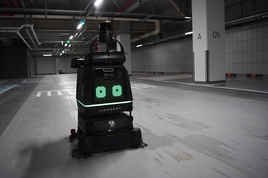 자율주행 청소 로봇이 입주 전 건설현장 지하주차장을 청소하고 있다 / 포스코이앤씨 제공