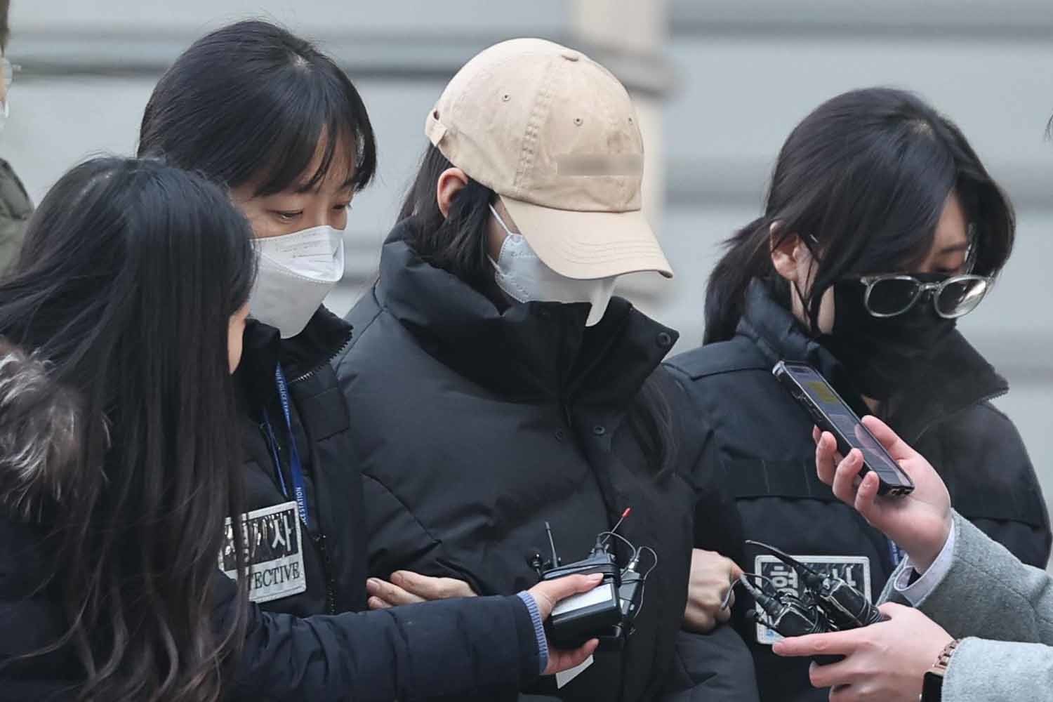 강북구 수유동 모텔에서 약물이 든 음료를 건네 타인을 숨지게 한 혐의를 받는 20대 여성이 12일 오전 서울 도봉구 북부지방법원에서 열린 영장실질심사(구속 전 피의자 심문)에 출석하고 있다. / 뉴스1