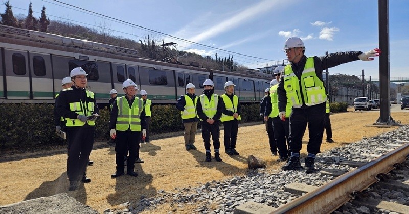 대전교통공사 박필우 기술이사(왼쪽에서 첫번째)가 26일, 차량기지 등 주요 현장에 방문하여 도시철도 시설물을 점검하고 있다./사진=대전교통공사