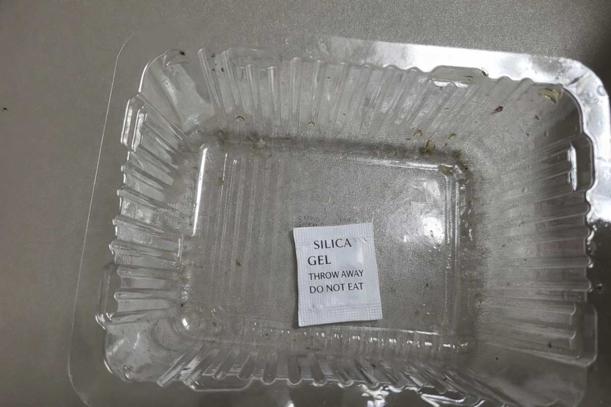 김 다 먹고 남은 방습제(실리카겔). 기사 내용 토대로 AI툴 활용해 제작한 자료사진.