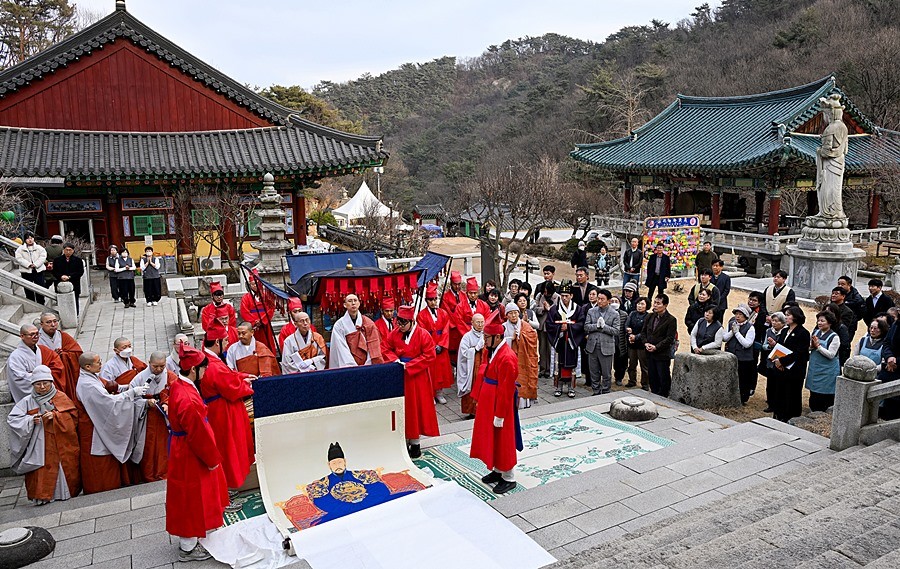 2월 26일 회룡사 대웅전에서 태조 어진 봉안제가 진행되고 있다