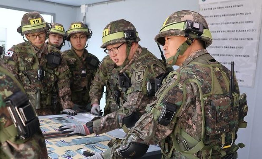 김지면 32사단장과 참가자들이 분대별 워게임을 진행하고 있다     / 32사단 공보담당관