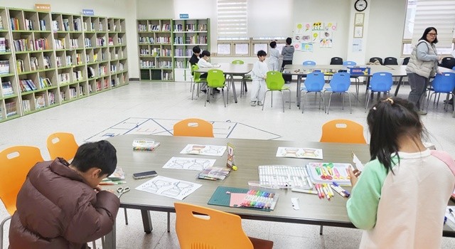 전라남도교육청은 24~25일 나주, 해남 지역 학교를 찾아 신학기 돌봄·방과후학교 운영 준비 상황을 점검했다. 사진은 돌봄교실에서 미술활동을 하고 있는 학생들 모습.