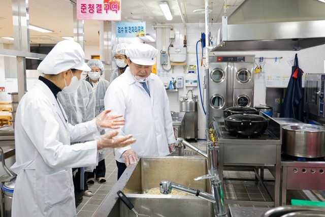 이정선 광주시교육감이 25일 진남유치원에서 신학기 대비 학교급식 특별점검을 하고 있다./광주시교육청 제공