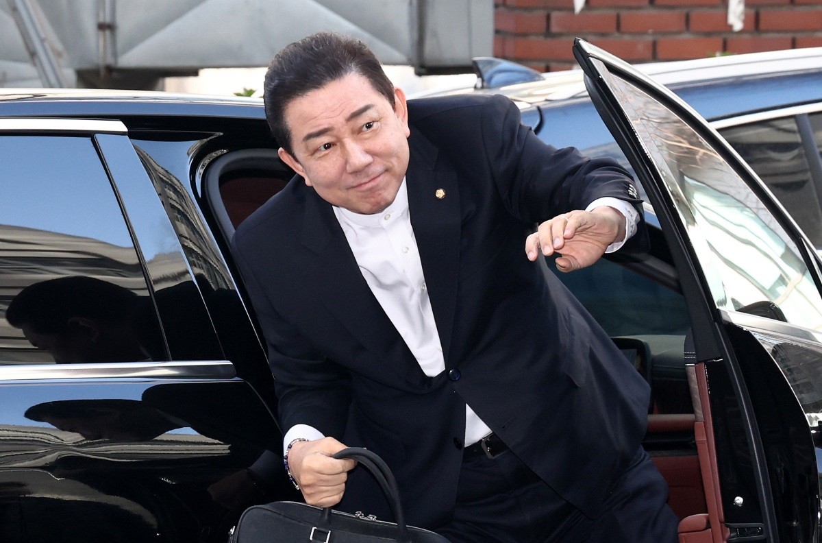 공천헌금 수수 의혹 등 13가지 의혹으로 수사를 받고 있는 김병기 무소속 의원이 26일 오전 서울 마포구 서울경찰청 공공범죄수사대에 피의자 신분으로 출석하고 있다 / 뉴스1