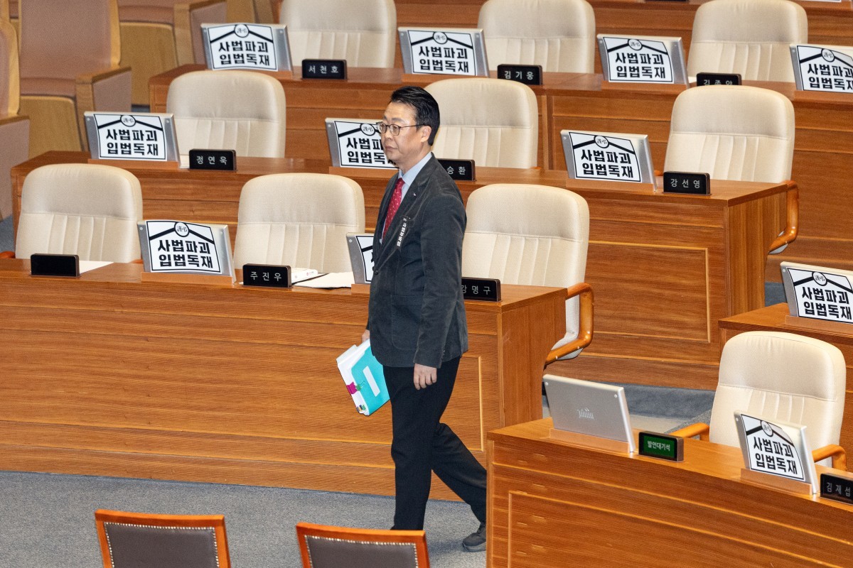 지난 26일 서울 여의도 국회에서 열린 제432회 국회(임시회) 제8차 본회의에서 곽규택 국민의힘 의원이 재판소원제 도입을 골자로 하는 헌법재판소법 일부개정법률안(대안)에 대한 무제한토론(필리버스터)을 위해 단상으로 향하고 있다. / 뉴스1