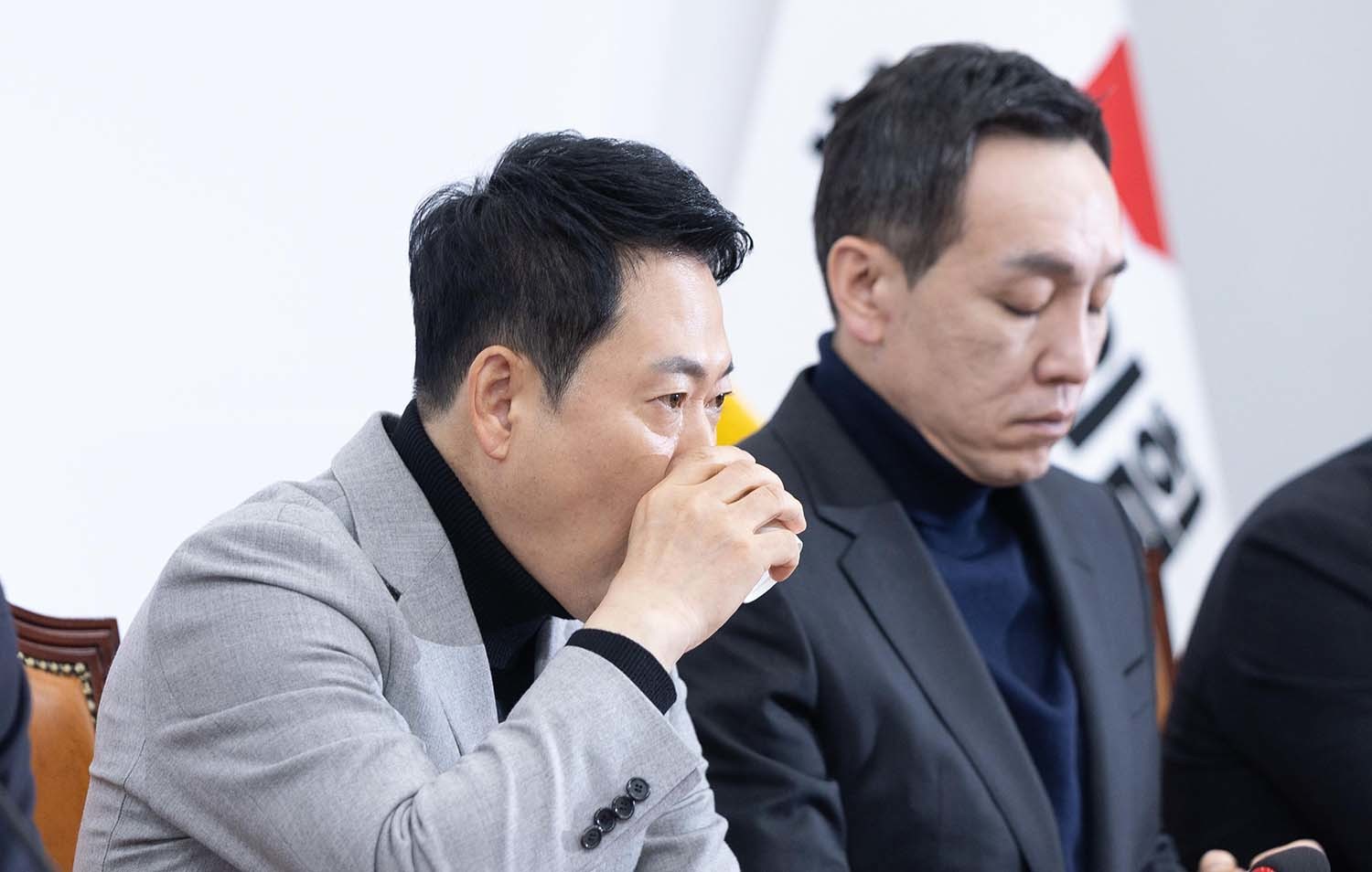 장동혁 국민의힘 대표가 26일 서울 여의도 국회에서 열린 최고위원회의에서 물을 마시고 있다. / 뉴스1