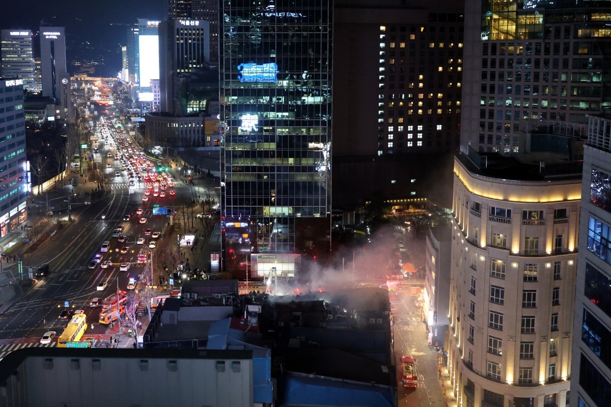 26일 오후 서울 중구 북창동 상가 건물에서 화재가 발생해 연기가 피어오르고 있다 / 뉴스1