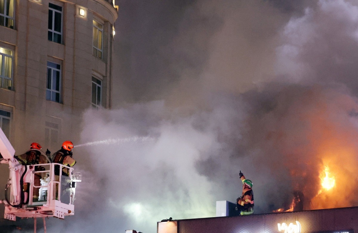 26일 오후 서울 중구 북창동 상가 건물에서 화재가 발생해 연기가 피어오르고 있다