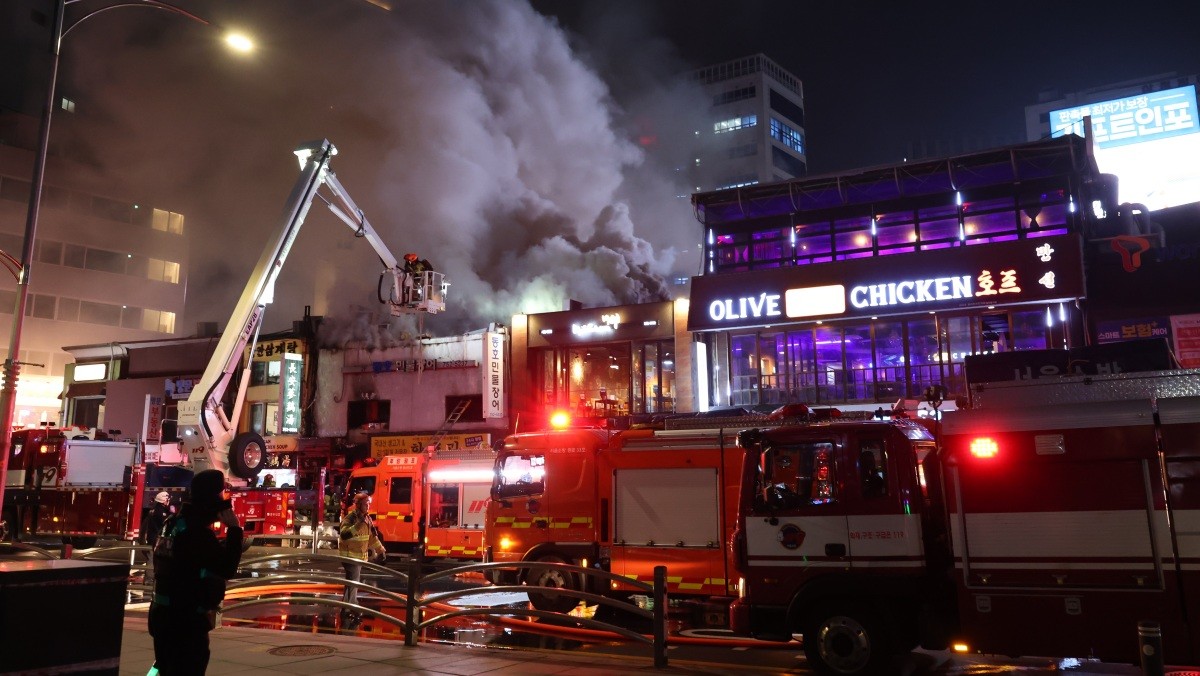 26일 오후 서울 중구 북창동 상가 건물에서 화재가 발생해 연기가 피어오르고 있다