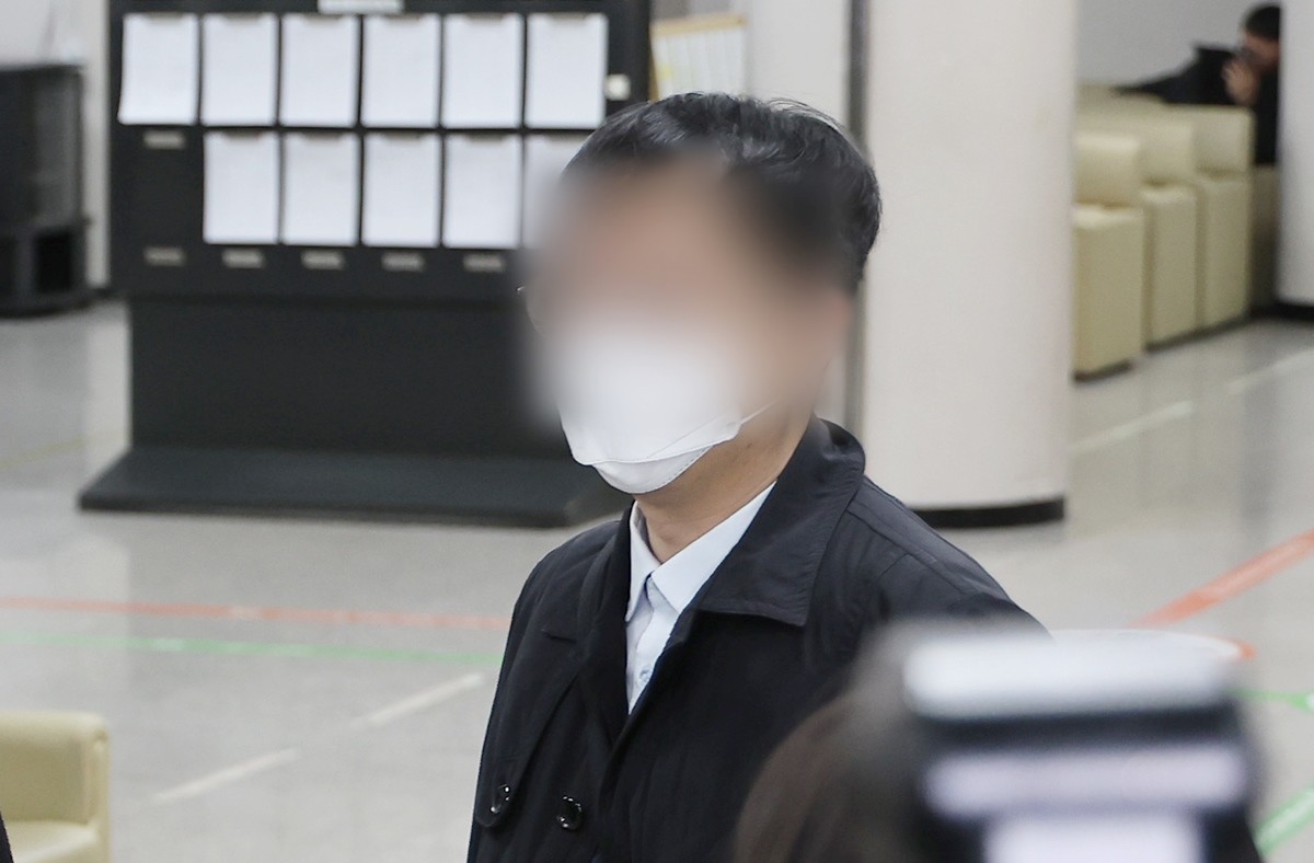 북한에 무인기를 보내 남북 긴장을 조성한 혐의를 받는 30대 대학원생 A 씨가 지난 26일 구속 전 피의자 심문(영장실질심사)을 받기 위해 서울중앙지법으로 들어서고 있다. 자료 사진 / 연합뉴스