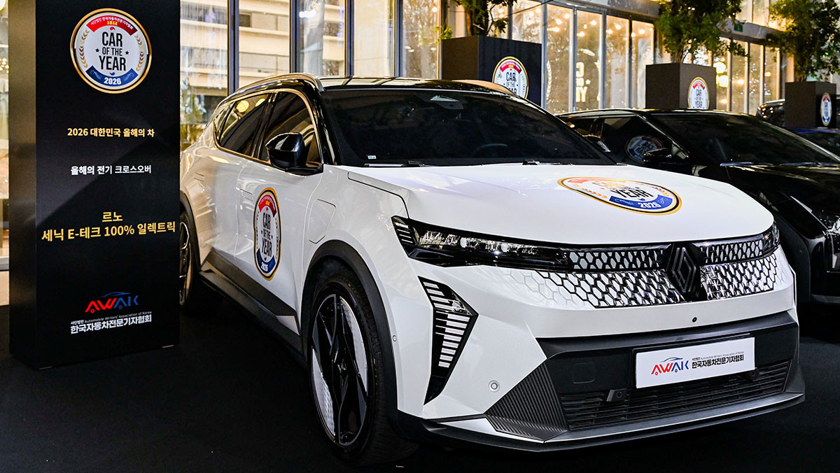 '2026 대한민국 올해의 차(K-COTY)' 시상식에서 올해의 수입차로 선정된 세닉 E-Tech. / 르노코리아