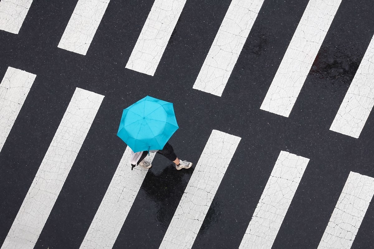 횡단보도. 기사 이를 돕기 위한 자료 사진. 해당 기사 내용과 직접적인 관련은 없음. 27일 광양경찰서에 따르면 지난 26일 낮 12시 20분쯤 전남 광양읍 용강리에 있는 도로에서 40대 남성 A 씨가 몰던 승용차가 횡단보도를 건너던 70대 여성 B 씨를 들이받는 사고가 났다. 당시 사고로 크게 다친 70대 여성 B 씨는 병원으로 긴급 이송됐으나 끝내 숨진 것으로 전해졌다. / 연합뉴스