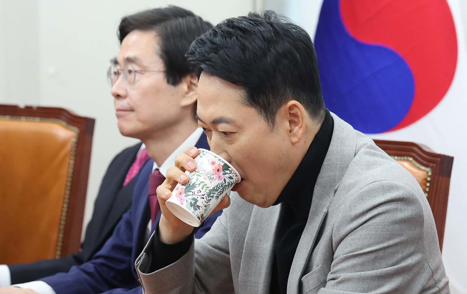 장동혁 국민의힘 대표가 26일 서울 여의도 국회에서 4선 이상 중진 의원들과 면담을 하고 있다.  / 뉴스1