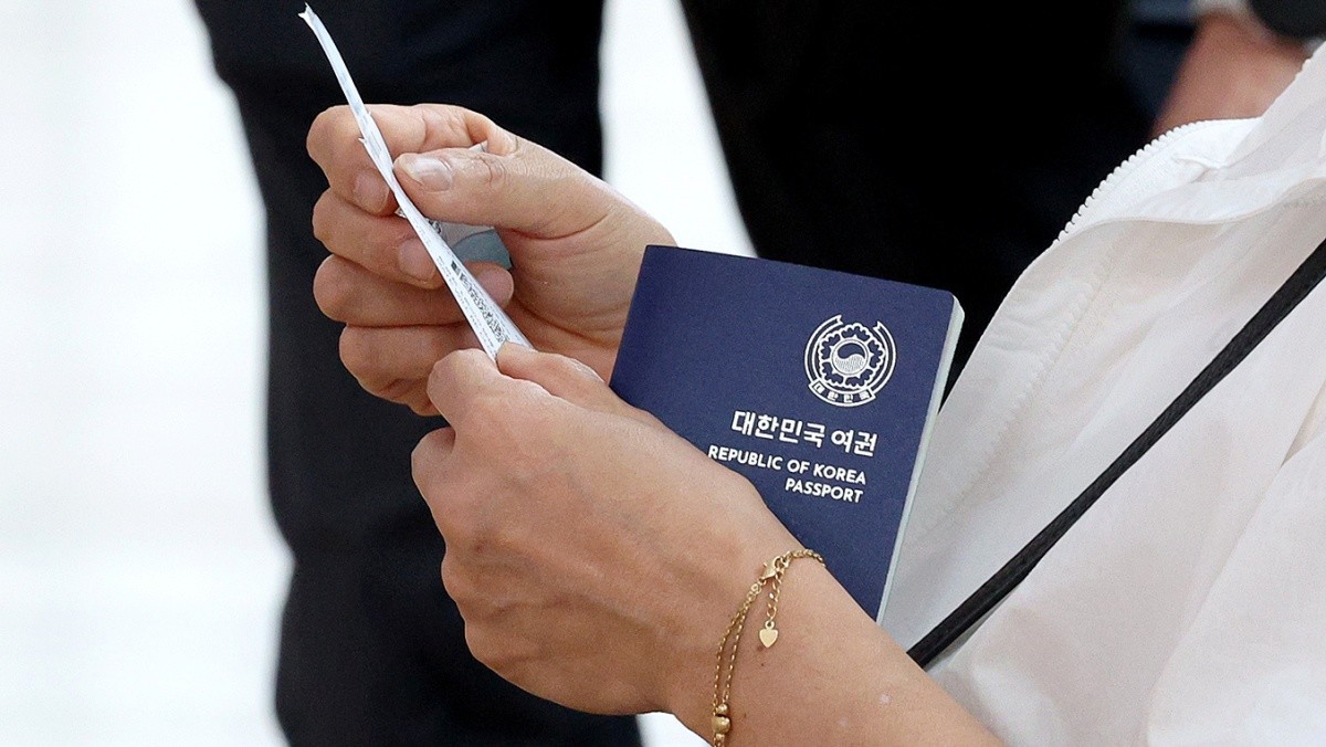 여권을 든 해외여행객. 기사의 이해를 돕기 위한 사진 / 뉴스1