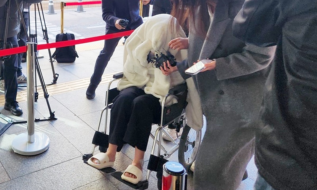 서울서부지법은 27일 오전 도로교통법상 약물운전 혐의 등을 받는 30대 여성 운전자 A 씨의 구속 전 피의자 심문(영장실질심사)을 열었다. 이날 오전 10시 17분 휠체어를 타고 담요를 뒤집어 쓴 채 법원에 출석한 운전자 A 씨는 '프로포폴과 주사기는 어디서 구했나?' '프로포폴만 투약한 것이 맞느냐?' '혐의를 인정하느냐?' 등 취재진 질문에 아무런 답을 하지 않고 법정으로 들어갔다. / 연합뉴스