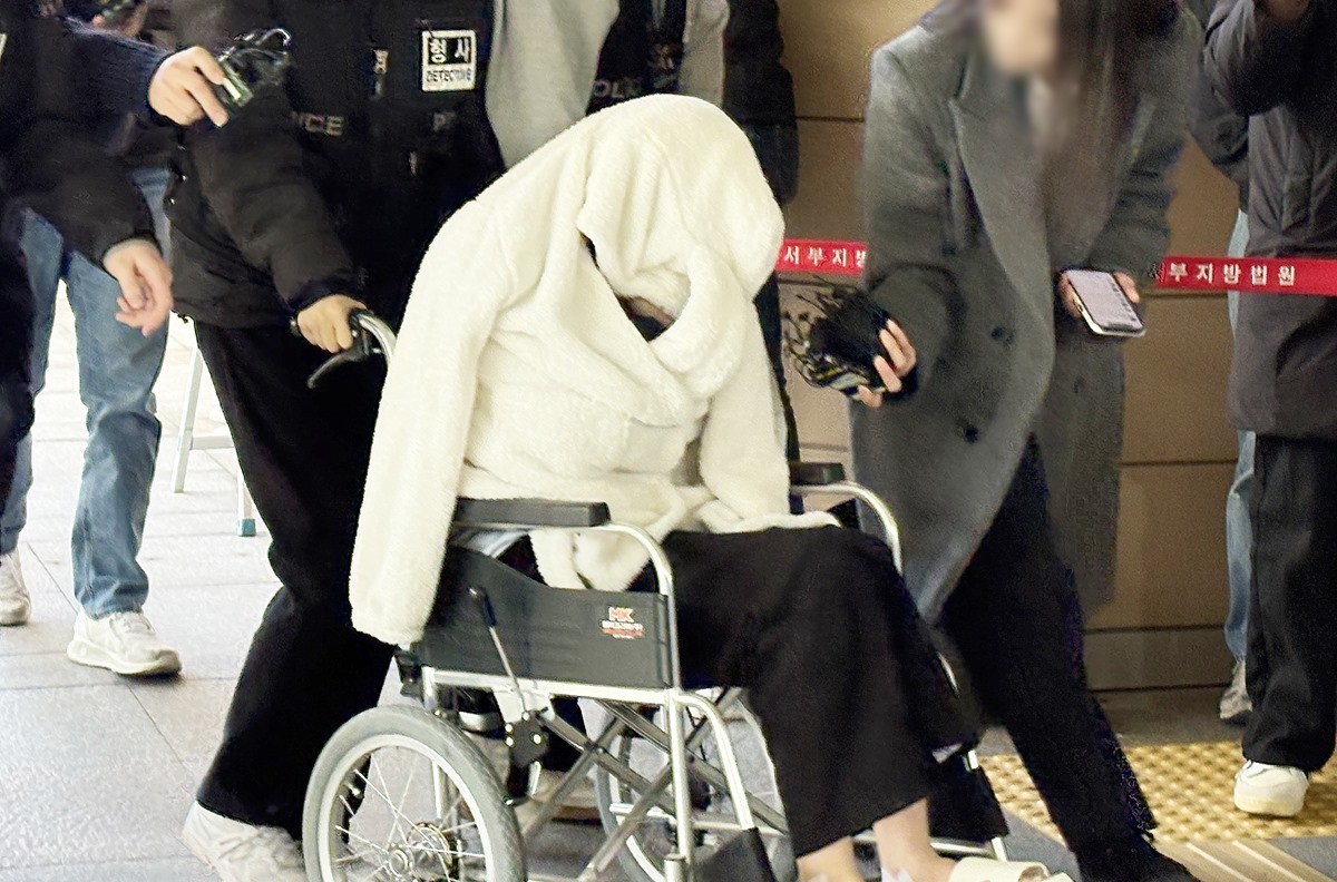 약물을 투약한 상태로 포르쉐 차량을 몰다 서울 반포대교 난간을 뚫고 추락한 30대 여성 운전자 A 씨가 27일 오전 서울서부지법에서 열린 구속 전 피의자 심문(영장실질심사)에 휠체어를 타고 출석하고 있다. / 뉴스1