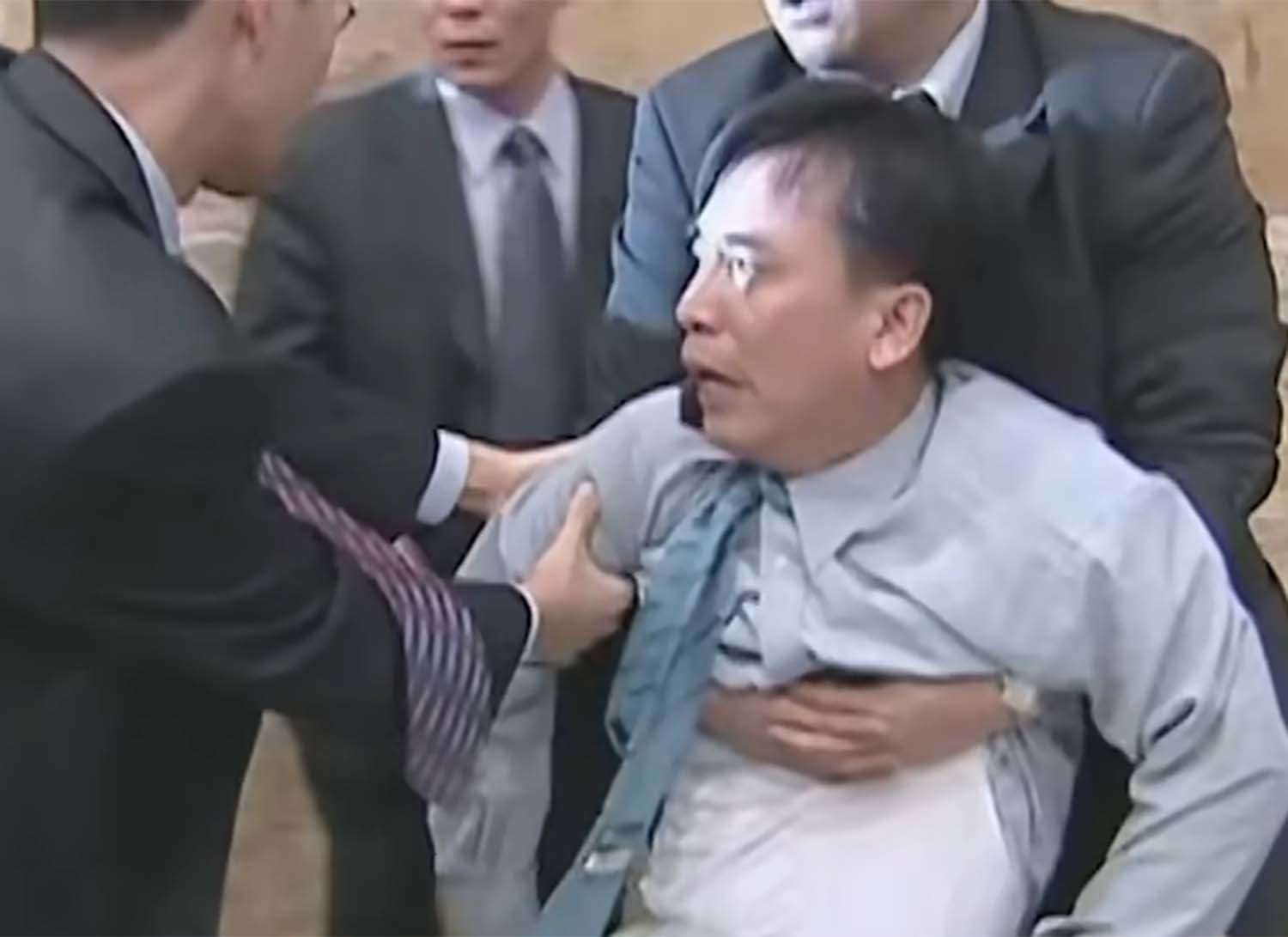 유시민 전 보건복지부 장관이 열린우리당 의원이었던 2004년 3월 12일 노무현 당시 대통령에 대한 탄핵소추안이 가결되자 항의하다 끌려가고 있다. / MBC 영상 캡처