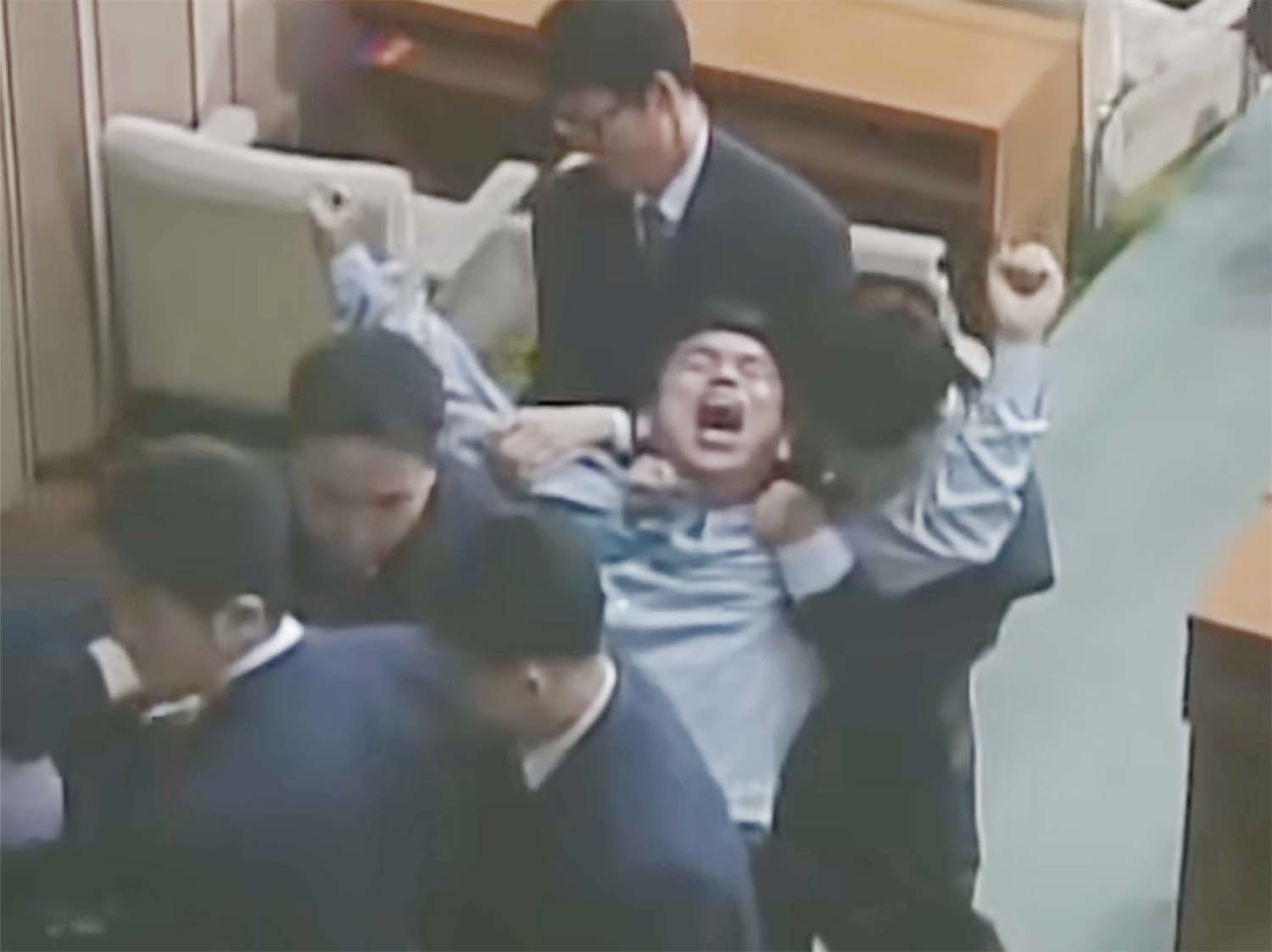 유시민 전 보건복지부 장관이 열린우리당 의원이었던 2004년 3월 12일 노무현 당시 대통령에 대한 탄핵소추안이 가결되자 항의하다 끌려가고 있다. / MBC 영상 캡처