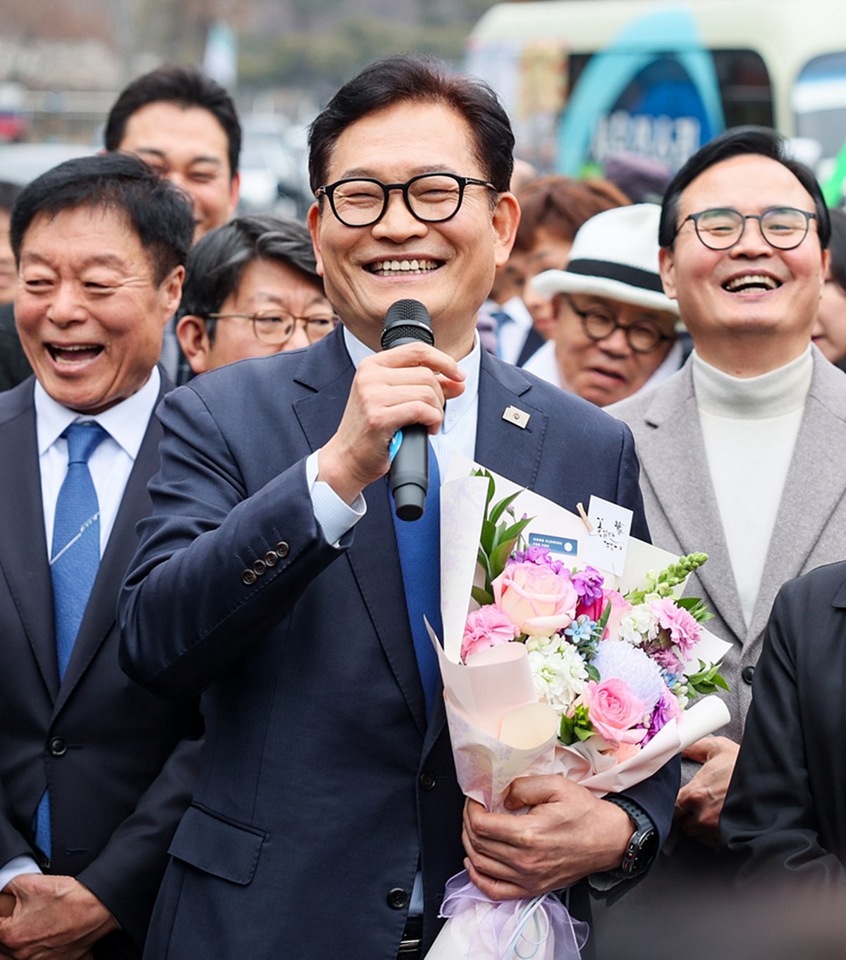 송영길 소나무당 대표(전 더불어민주당 대표)가 서울 서초구 고등법원에서 더불어민주당 전당대회 돈봉투 의혹 사건과 관련해 특정범죄가중처벌법상 뇌물 혐의 항소심 무죄를 선고받은 뒤 소감을 말하고 있다. 송 대표는 '소나무당을 해산하고 민주당으로 복당하겠다'라고 밝혔다. / 소나무당 제공-뉴스1