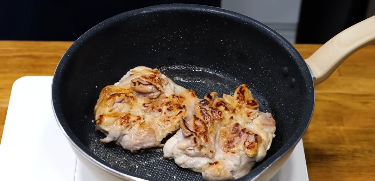 닭다리살을 굽는 모습 / 유튜브 '김대석 셰프TV'