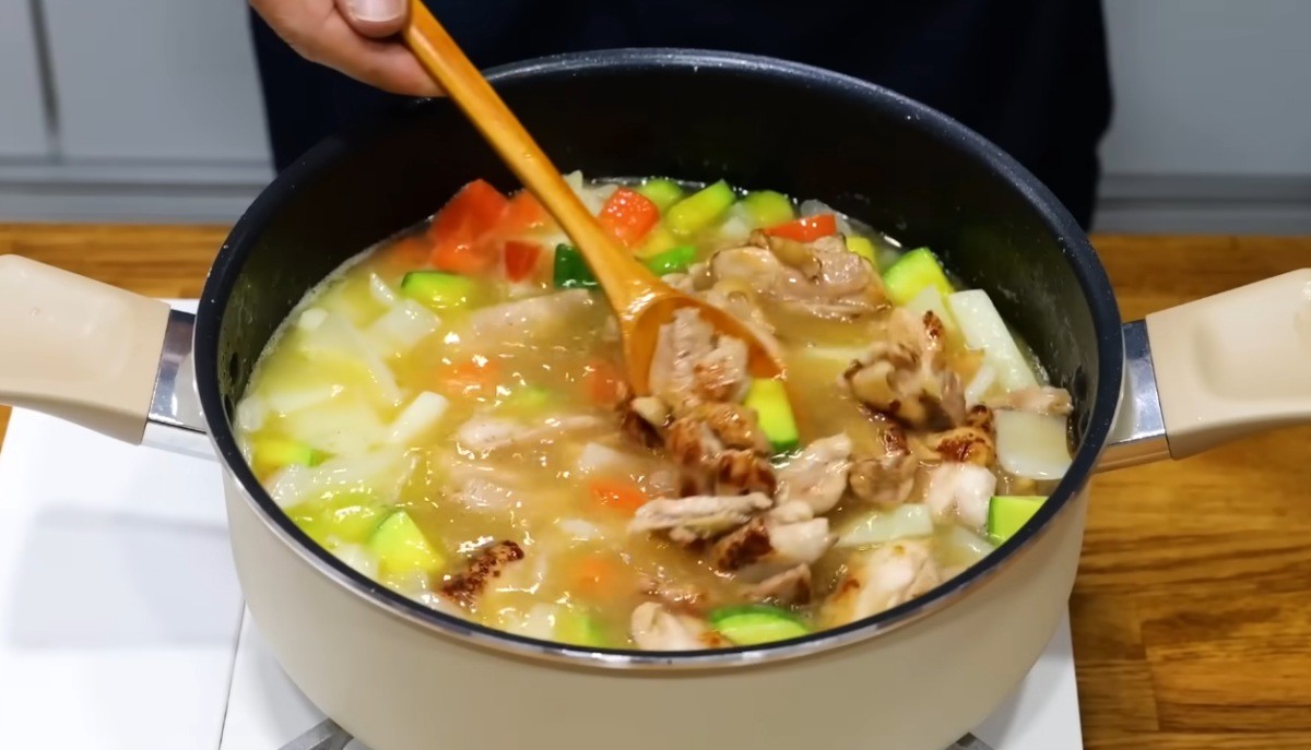 재료들을 함께 끓이는 과정 / 유튜브 '김대석 셰프TV'