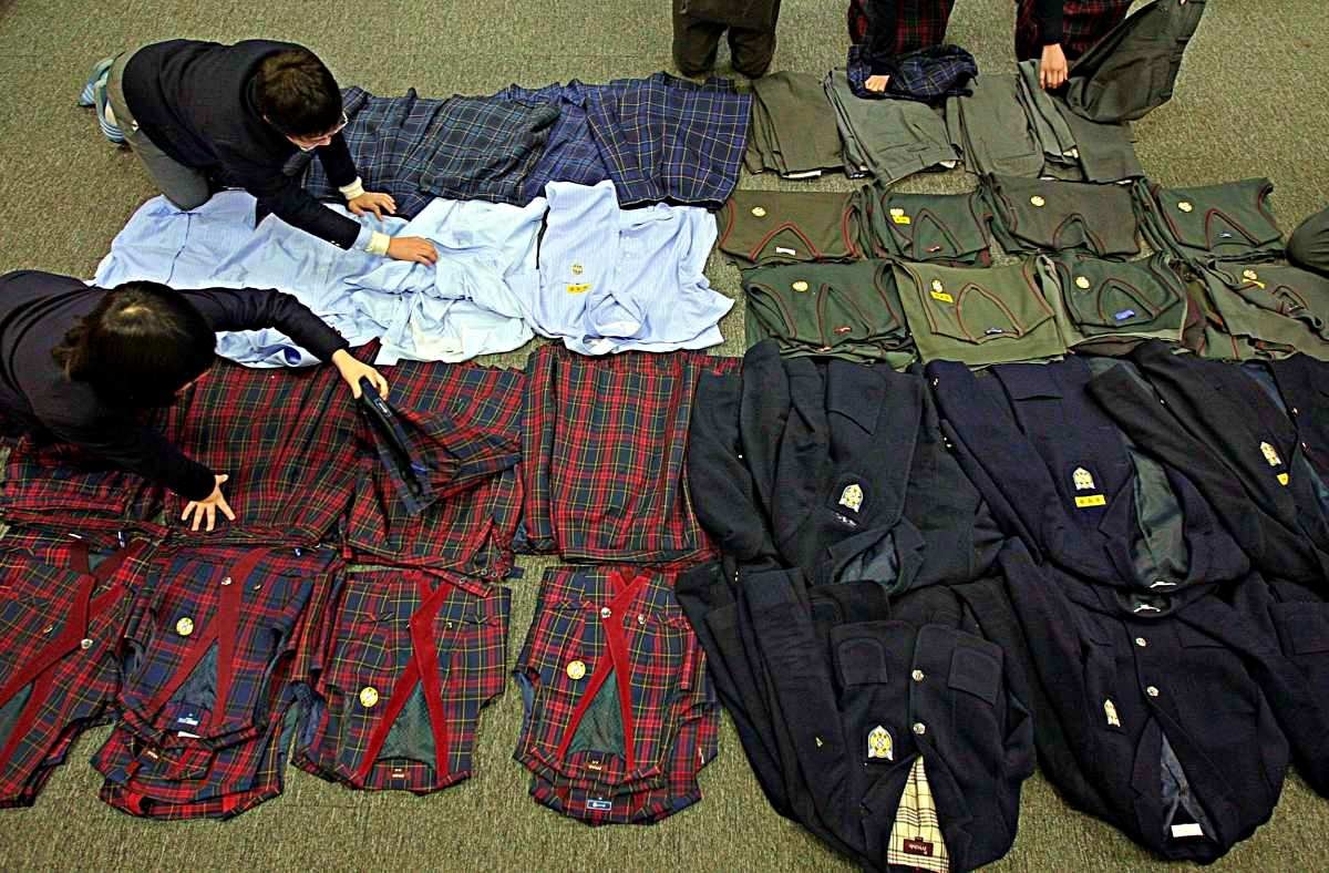 바닥에 펼쳐진 교복들. 자료사진. / 연합뉴스