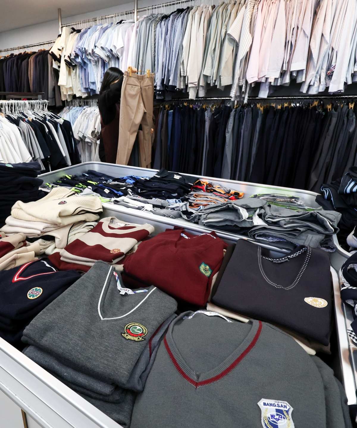 폐지 수순으로 가는 정장 교복. / 연합뉴스