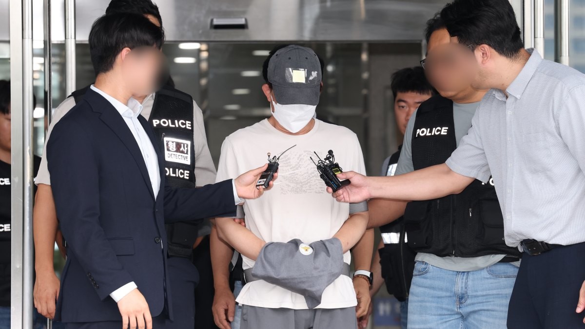 지난해 9월 16일 오후 경기 용인시 처인구 용인동부경찰서에서 살인 및 사체유기 혐의를 받고 있는 A 씨가 구속 전 피의자 심문(영장실질심사)를 받기 위해 나오고 있는 모습. / 뉴스1