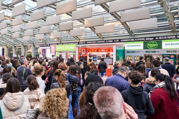 지난 5일부터 22일까지 밀라노 중심부에 마련된 코리아하우스 전경. CJ의 대표 브랜드 '비비고' 등 다양한 브랜드 부스가 운영됐다. / CJ그룹 제공