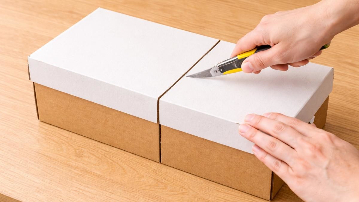 신발 박스를 자르는 모습 / 기사 내용을 바탕으로 제작한 AI 이미지