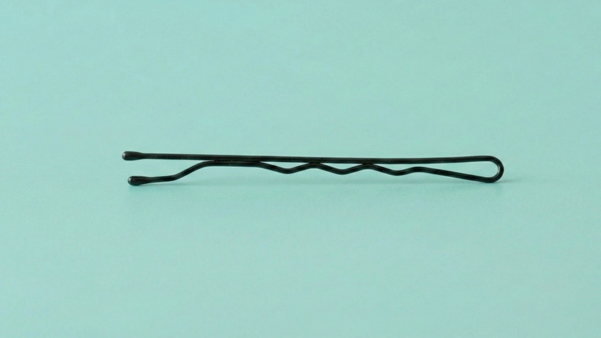 평평한 면이 머리카락 겉으로 오고 굴곡진 부분이 안쪽으로 오도록 꽂는다.