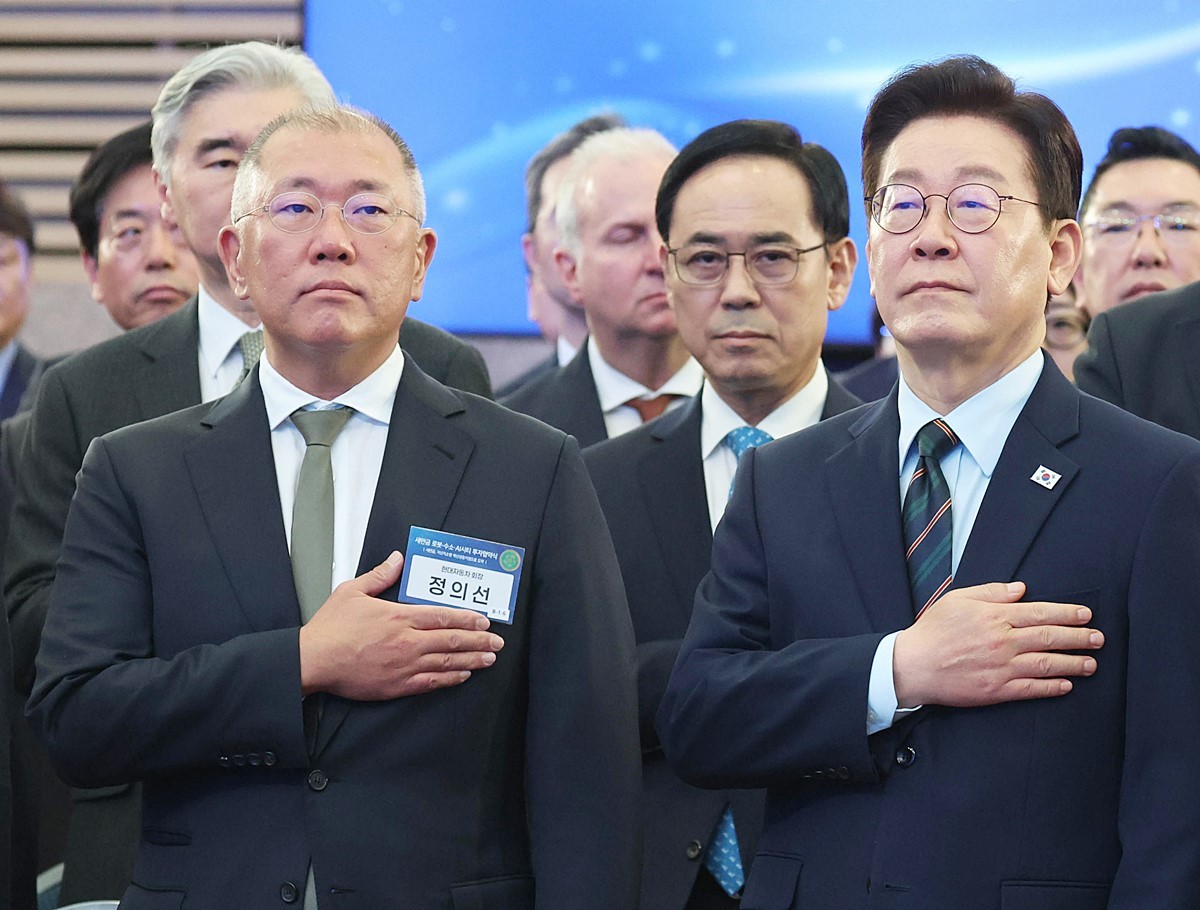 이재명 대통령과 정의선 현대자동차 회장이 27일 전북 군산시 새만금 컨벤션센터에서 열린 새만금 로봇·수소·AI 시티 투자협약식에서 국민의례를 하고 있다. / 뉴스1