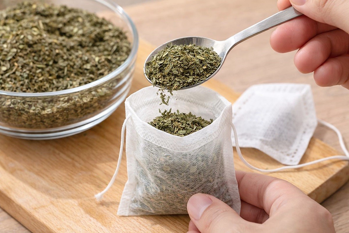 깻잎 가루를 티백에 넣는 모습. 기사 이해를 돕기 위해 AI를 활용해 제작한 자료 사진입니다. 실제 모습과 다소 차이가 있을 수 있습니다.