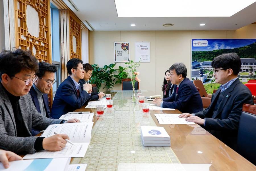 남한권 울릉군수는 2월 27일 경북도청을 방문해 황명석 행정부지사 및 예산 담당관을 만나 울릉군 주요 현안에 대한 도 차원의 지원을 건의했다./울릉군
