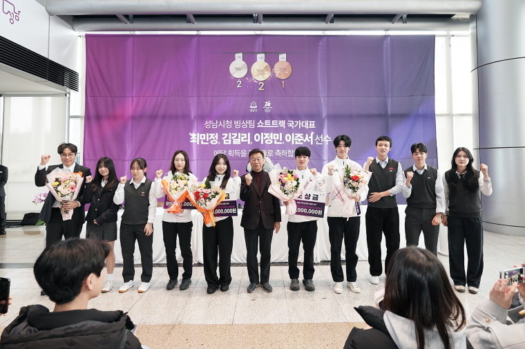 ‘2026 이탈리아 밀라노·코르티나담페초 동계올림픽’ 에서 5개의 메달을 딴 성남시청 빙상팀 쇼트트랙 선수들이 시청 로비에서 열린 팬 사인회에서 기념사진을 찍고 있다. / 성남시