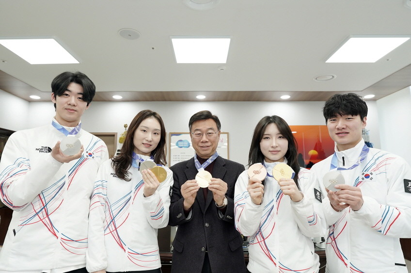 왼쪽부터 이준서–최민정-신상진 성남시장-김길리-이정민-이준서 선수. / 성남시