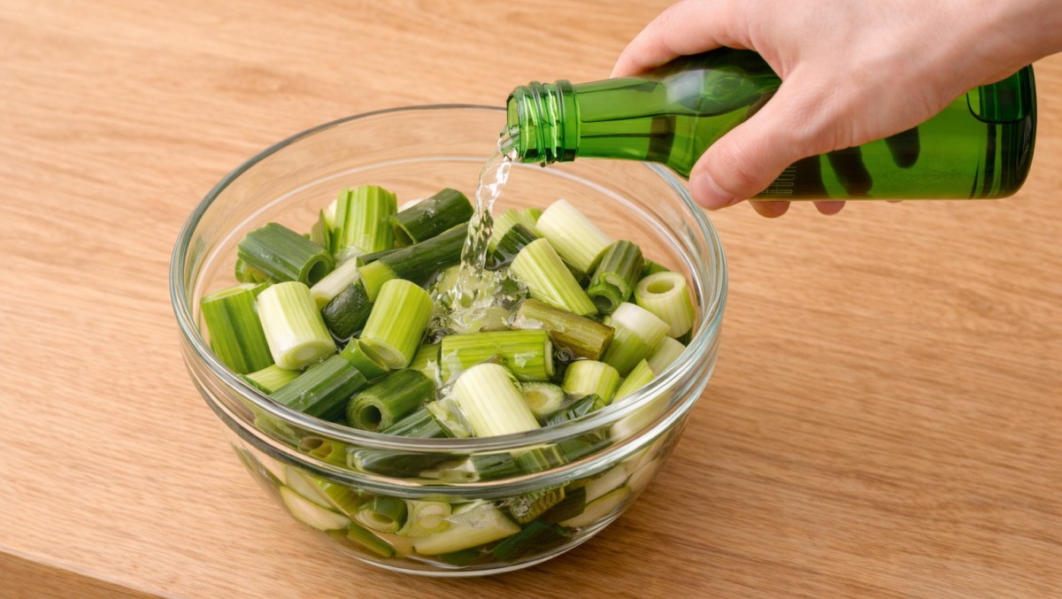 대파에 소주를 붓는 모습 / 기사 내용을 바탕으로 한 AI 이미지