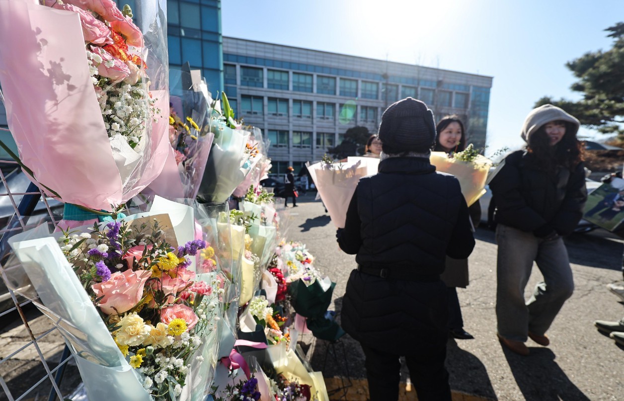 지난해 13일 서울 중구 장충동 동국대학교에서 열린 '2025년 봄 학위수여식' 꽃 판매 상인들이 손님을 기다리고 있다. 기사의 이해를 돕기 위한 참고 사진입니다. / 뉴스1