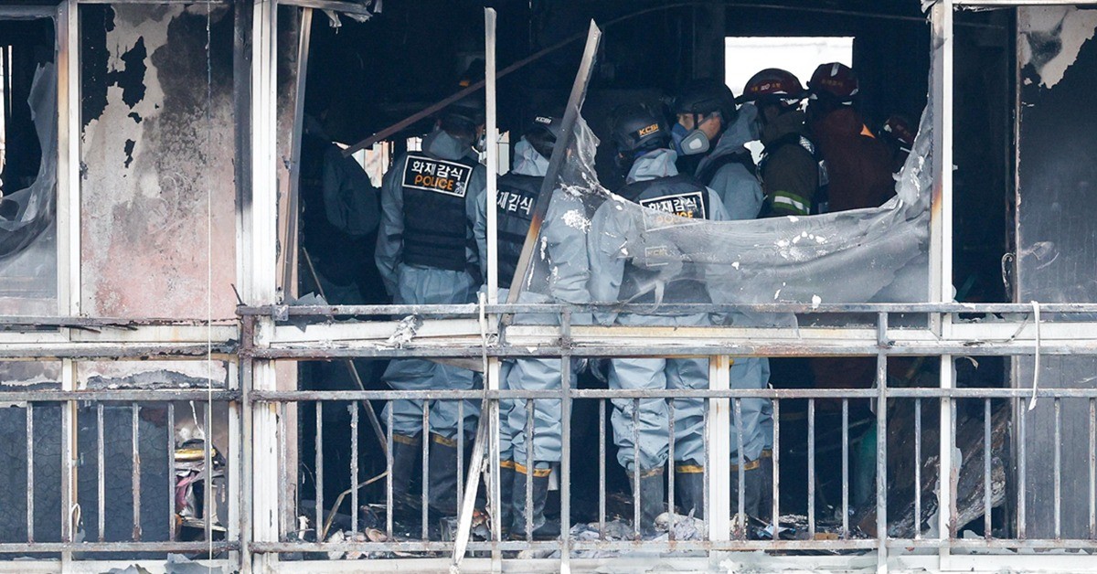 24일 오전 서울 강남구 은마아파트에서 경찰, 소방 관계자들이 화재 원인 조사를 위해 합동 감식을 하고 있다. 소방당국에 따르면 이날 오전 6시 18분쯤 발생한 화재로 10대 여성 1명이 숨지고 3명이 다쳤다. / 뉴스1