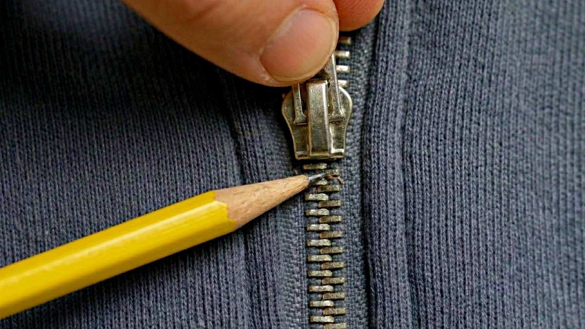 '연필로 뻑뻑해진 지퍼를 고친다고?!' 기사 내용 토대로 AI툴 활용해 제작한 자료사진.