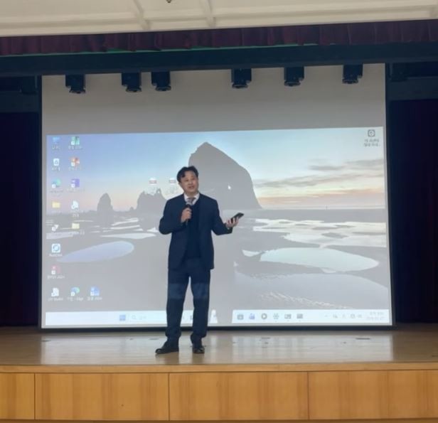 김병기 부산시 상수도사업본부장이 27일 유튜브 생중계로 열린 AI 전환 전략 토론회에서 자체 개발 AI 에이전트 ‘상수iN’을 설명하고 있다.  / 사진= (유튜브 생중계 화면 캡처)