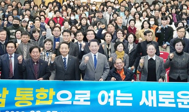 김영록 전라남도지사가 27일 광주 동구청에서 열린 ‘전남·광주 행정통합 광주 자치구 초청 타운홀미팅(동구)’에서 임택 광주동구청장 등 참석자들과 기념촬영을 하고 있다.