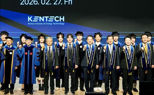 김영록 전라남도지사가 27일 나주 한국에너지공과대학교에서 열린 ‘켄텍 첫 학위 수여식 및 제5회 입학식’에서 졸업생과 입학생 등 참석자들과 기념촬영을 하고 있다.