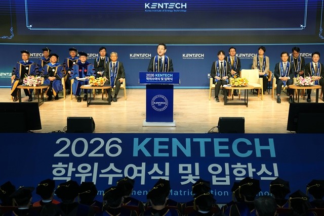 김영록 전라남도지사가 27일 나주 한국에너지공과대학교에서 열린 ‘켄텍 첫 학위 수여식 및 제5회 입학식’에서 인사말을 하고 있다.